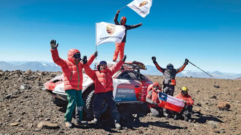 L'équipe Porsche qui a fait le record au Kilimanjaro