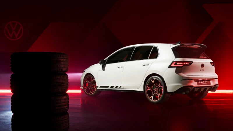 Vue arrière de la Golf GTI Clubsport avec grand aileron et feux LED, maximisant l'appui aérodynamique.