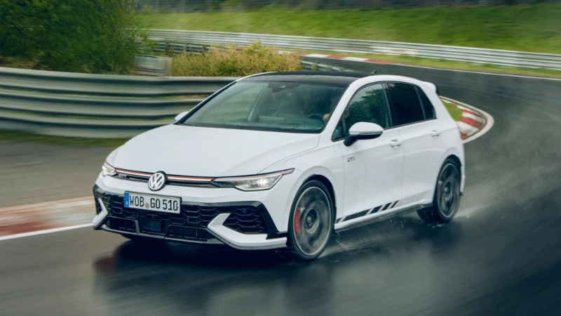 Vue de la Golf GTI Clubsport avec grand aileron et feux LED, maximisant l'appui aérodynamique.