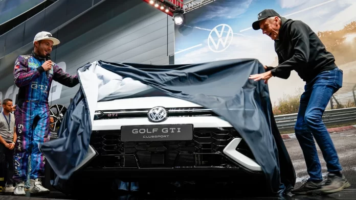 Vue avant de la nouvelle Golf GTI Clubsport dévoilée, montrant des phares LED Plus et un logo VW illuminé.