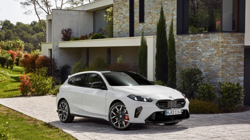 Détail des jantes en alliage de la nouvelle BMW Série 1 et de son design de pneus