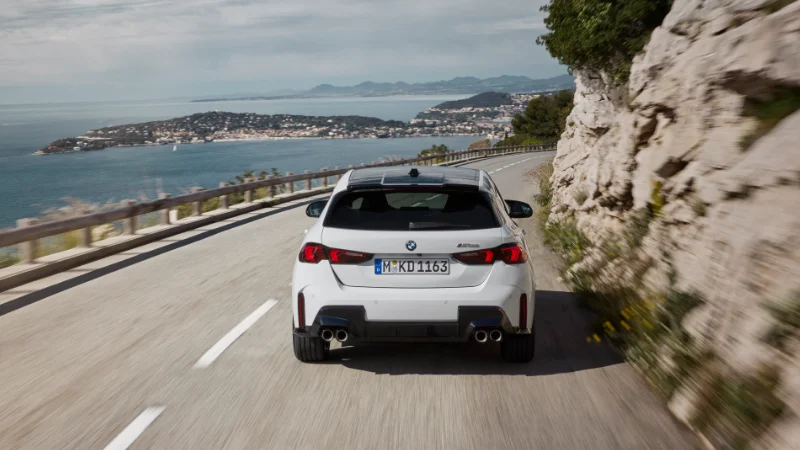 Vue arrière de la BMW Série 1 2023 illustrant les feux arrière LED et le design du coffre