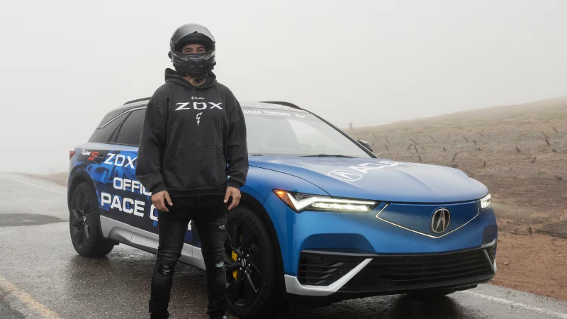 Coco Zurita posant avec la voitures official pace car