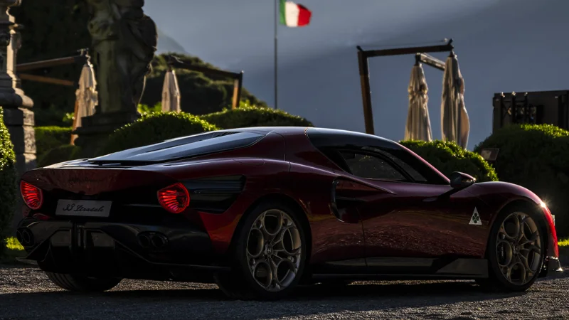Alfa Romeo 33 Stradale en fin de journée, illustrant son design aérodynamique et élégant