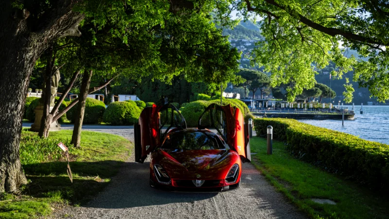 Vue de face portières ouvertes de l'Alfa Romeo 33 Stradale au Concours d'Élégance de Villa d'Este