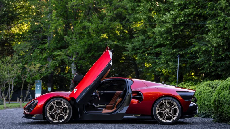 Détails des matériaux haut de gamme et finitions artisanales à l'intérieur de la 33 Stradale