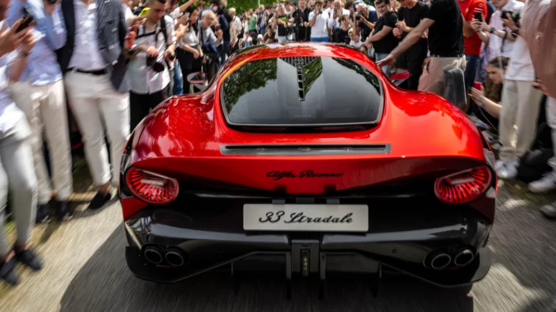 Alfa Romeo 33 Stradale en mouvement, illustrant son design aérodynamique et élégant
