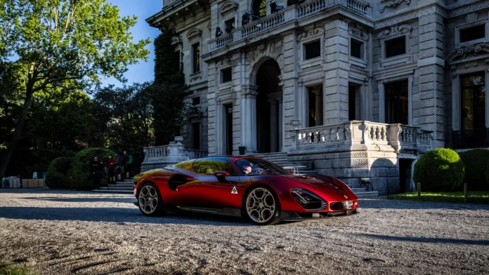 Vue de face de l'Alfa Romeo 33 Stradale exposée au Concours d'Élégance de Villa d'Este