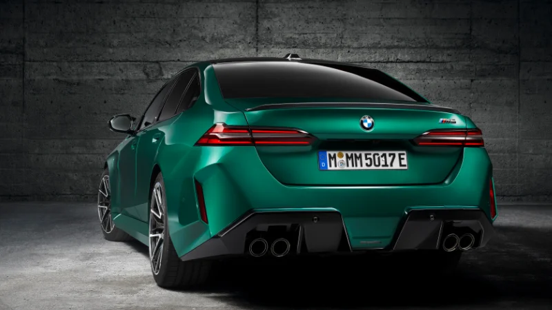 Vue arrière de la nouvelle BMW M5 2024
