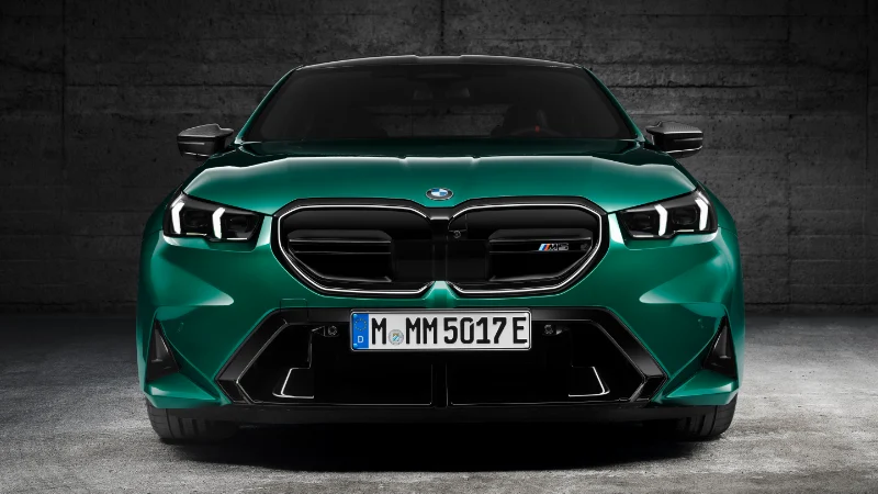 Vue de l'avant de la nouvelle BMW M5 2024