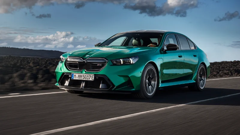 Vue avant de la nouvelle BMW M5 2024