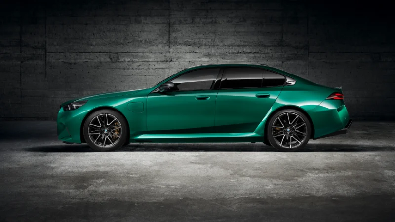 Vue latérale de la nouvelle BMW M5 2024