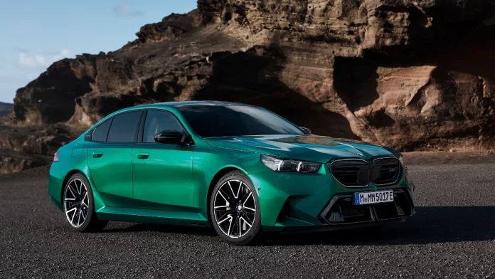 Vue latéalre de la nouvelle BMW M5 sur la plage