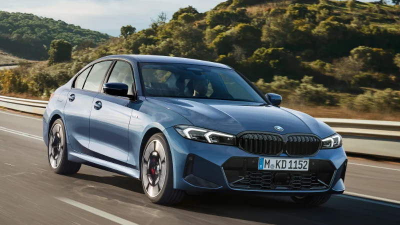 Vue avant de la BMW Série 3 2024 en couleur Arctic Race Blue