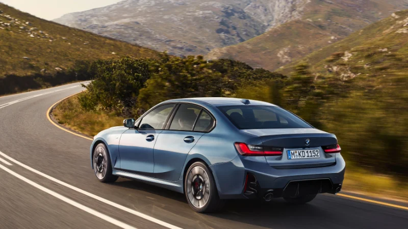 BMW Série 3 2024 en action sur une route sinueuse
