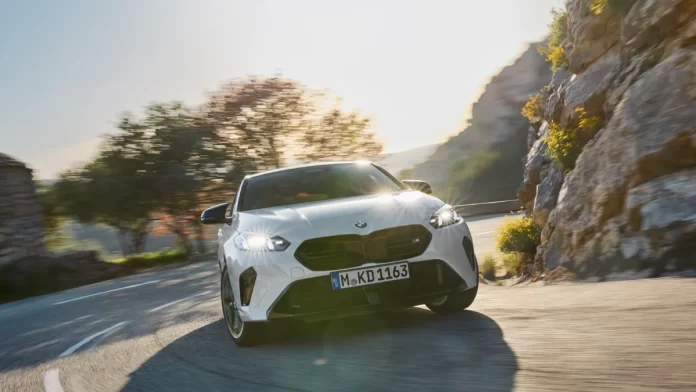 Vue extérieure avant de la nouvelle BMW Série 1 2023 montrant les phares LED et la calandre dynamique