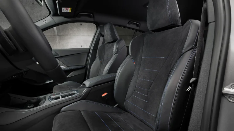 Intérieur luxueux de la BMW Série 1 avec sièges en cuir et alcantara