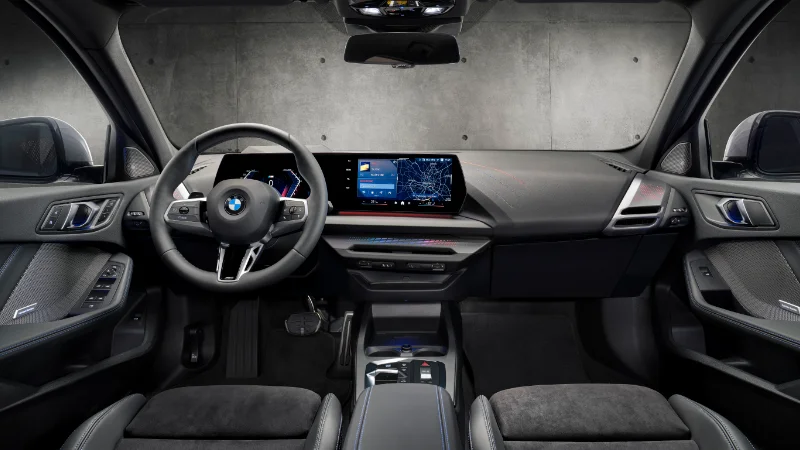 Intérieur luxueux de la BMW Série 1 avec sièges en cuir et tableau de bord high-tech
