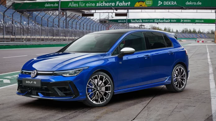 Vue de l'extérieur de la Golf R 2024 avec phares LED et jantes Warmenau de 19 pouces