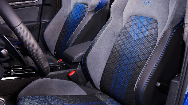 Intérieur haut de gamme de la Golf R 2024 avec sièges sport en cuir nappa