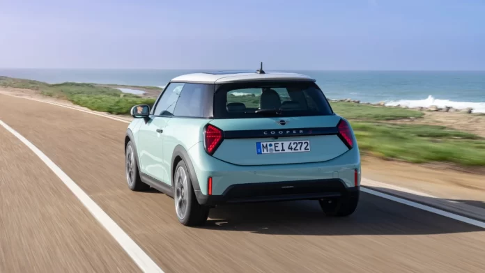 Vue arrière de la MINI Cooper S Classic illustrant les feux arrière modernisés et le double échappement