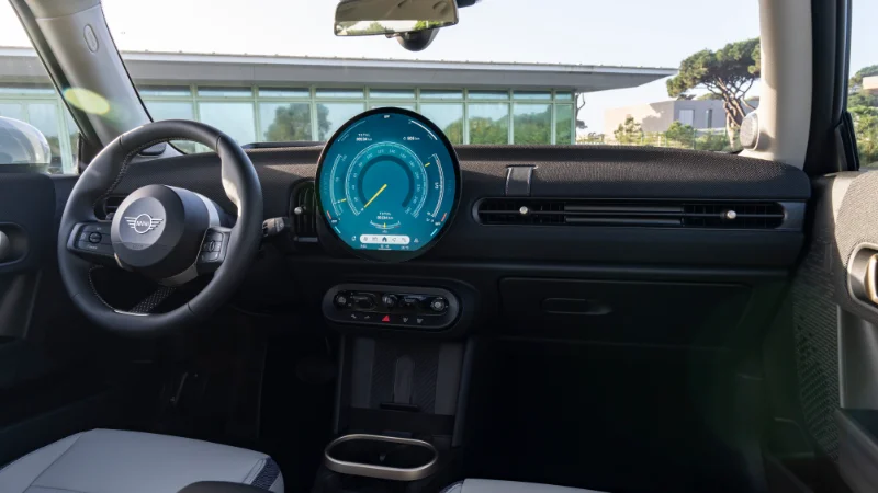 Intérieur détaillé de la MINI Cooper S Classic avec cockpit en tricot noir-bleu