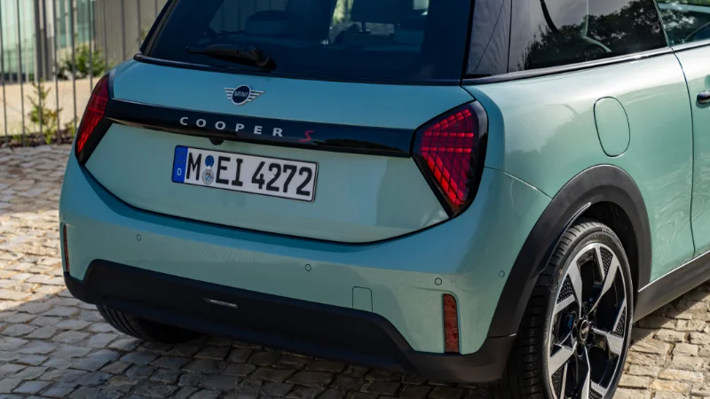 Vue de trois quarts avant de la nouvelle MINI Cooper S Classic en couleur Ocean Wave Green