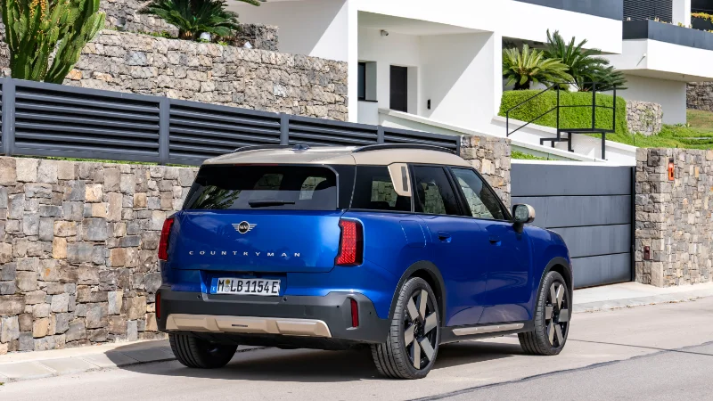 Vue arrière du MINI Countryman E en couleur Blazing Blue