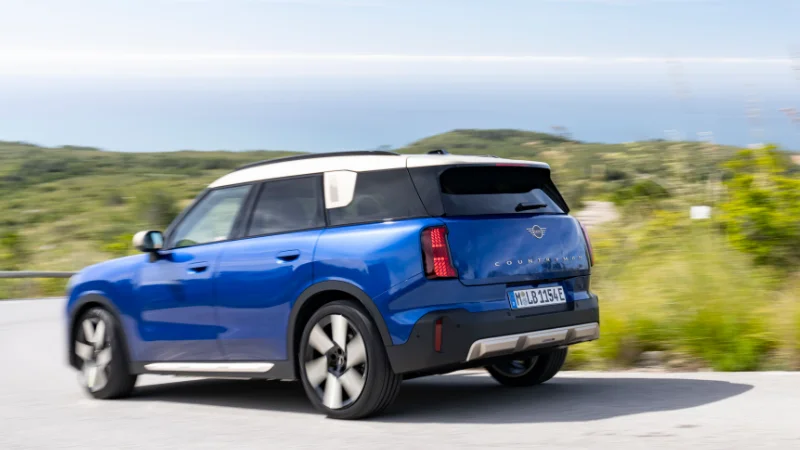 Vue latérale du MINI Countryman E illustrant le profil élégant et les nouvelles jantes