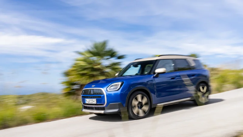 MINI Countryman E couleur Blazing Blue roulant sur route