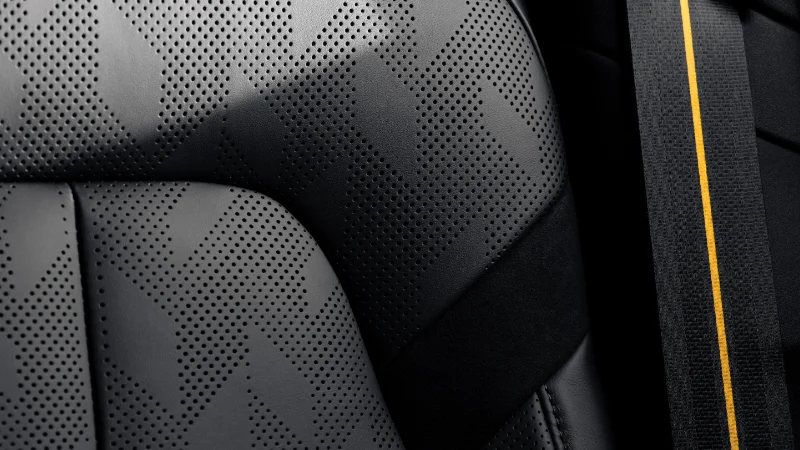 Intérieur en cuir Nappa Charcoal avec ceinture de sécurité avec bande dorée suédoise de la Polestar 2 2025