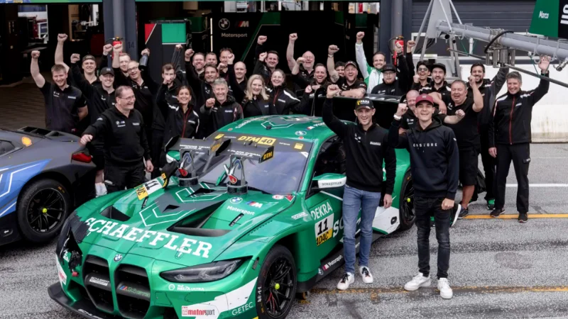 L'équipe de Schubert Motorsport lors d'un arrêt au stand crucial, une stratégie parfaite qui a aidé Wittmann à gagner.