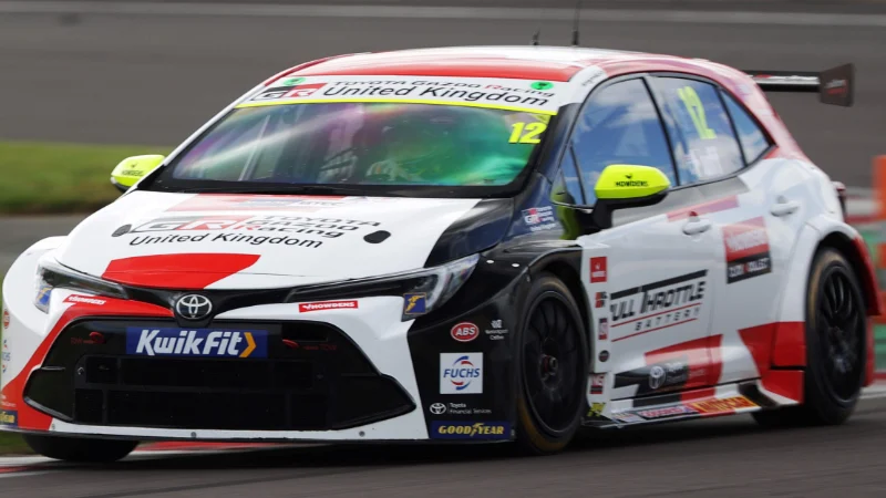 Vue latérale de la Toyota Gr Gazoo Racing sur piste