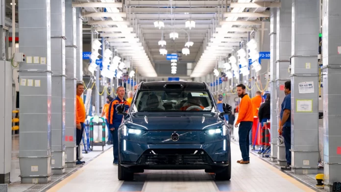 Employés en action sur la chaîne de montage du Volvo EX90 à l'usine de Charleston