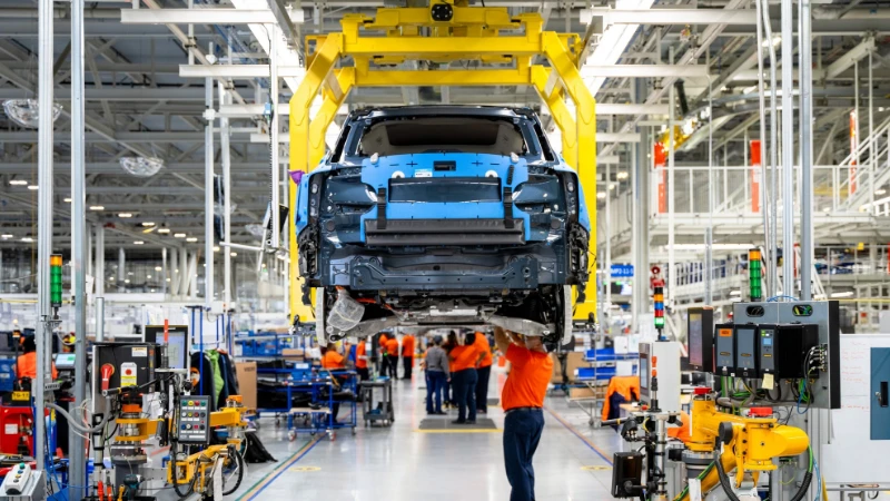 Robots automatisés assemblant des composants du Volvo EX90 dans l'usine moderne