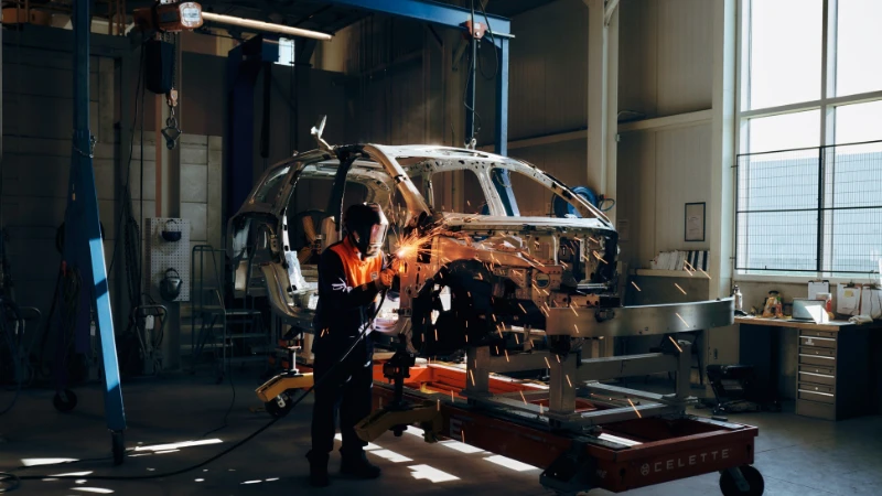 Robots automatisés assemblant des composants du Volvo EX90 dans l'usine moderne