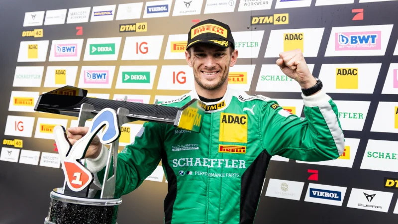 Marco Wittmann levant son trophée après le podium de sa victoire à Zandvoort en DTM 2024.