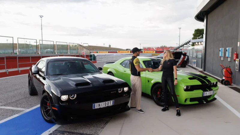 Dodge Challenger dans le paddock du circuit Misano World