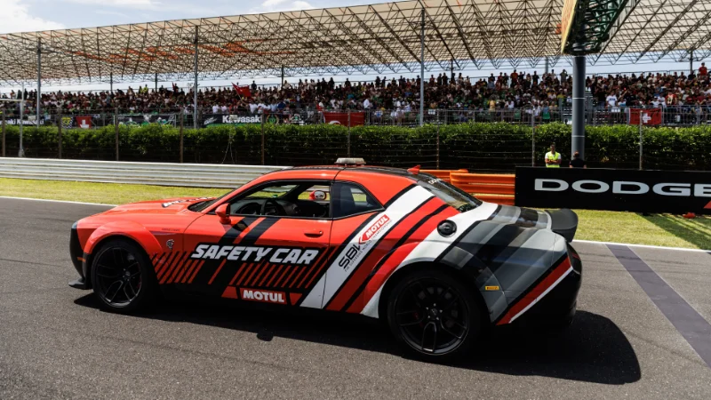 Safety Car Dodge Challenger sur la piste