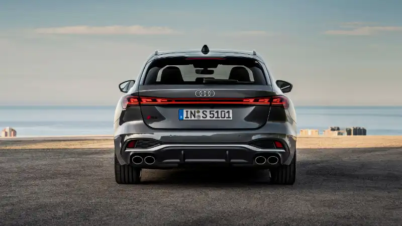 Vue arrière de l'Audi S5 montrant les feux OLED