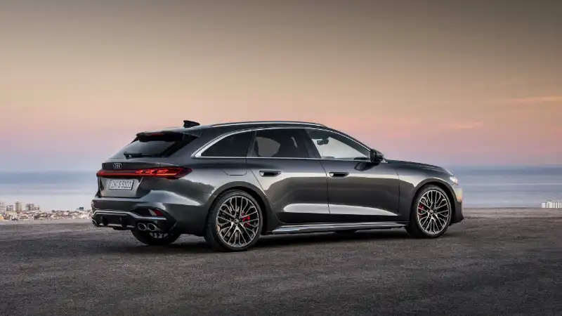 Audi S5 Avant 2024 stationnée