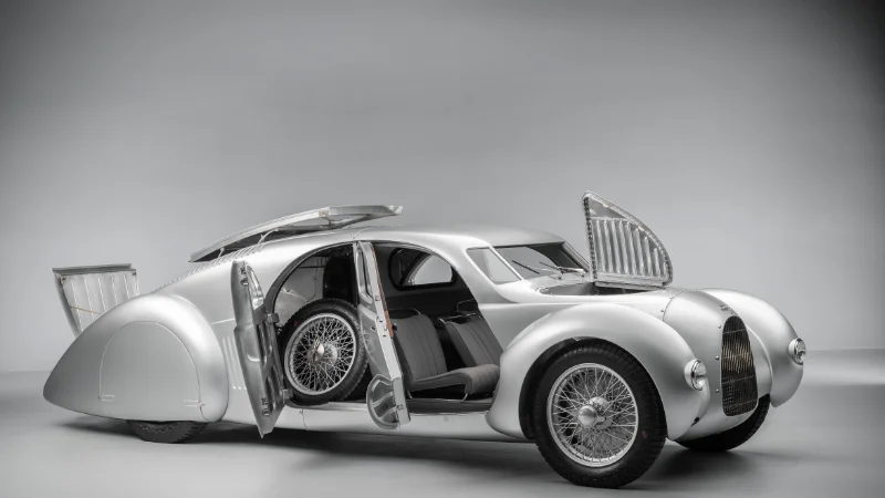 Vue latérale de l'Auto Union Type 52 avec portes ouvertes