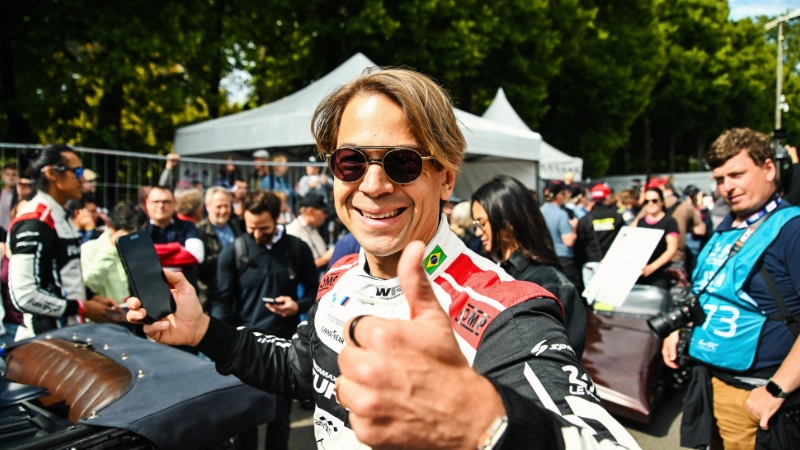 Pilote BMW discutant durant les préparatifs de la course