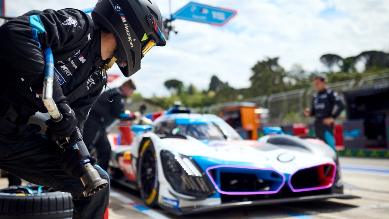 BMW M Hybrid V8 au stand sur le circuit d'Imola