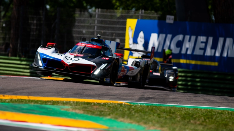 BMW M Hybrid V8 en action sur le circuit Imola