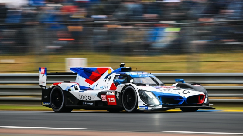 BMW M Hybrid V8 en action sur le circuit Le Mans