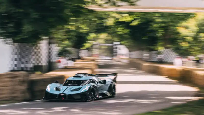 Vue avant de la Bugatti Bolide en action sur la piste de Goodwood