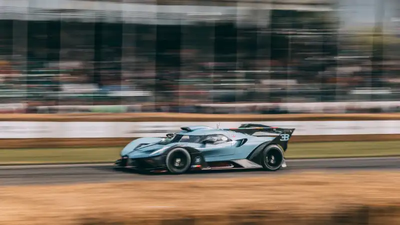 Vue latérale de la Bugatti Bolide en action sur la piste de Goodwood
