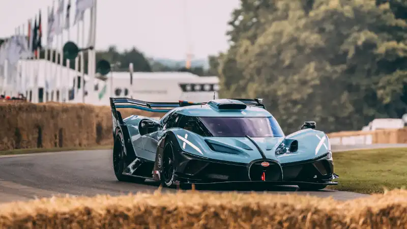 Zoom avant de la Bugatti Bolide en action sur la piste de Goodwood