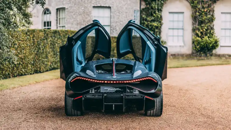 Vue arrière de la Bugatti Bolide Tourbillon au GoodWood Festival avec ses portières ouvertes